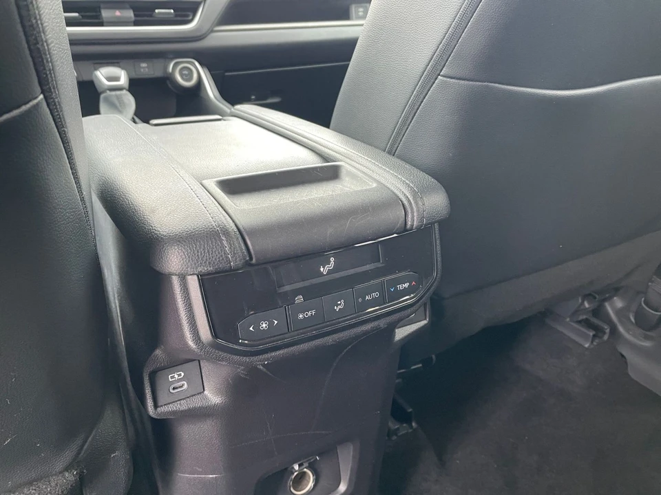 2025 Toyota Highlander - Image 20 of 31