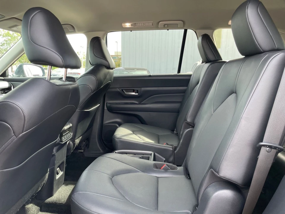 2025 Toyota Highlander - Image 22 of 31