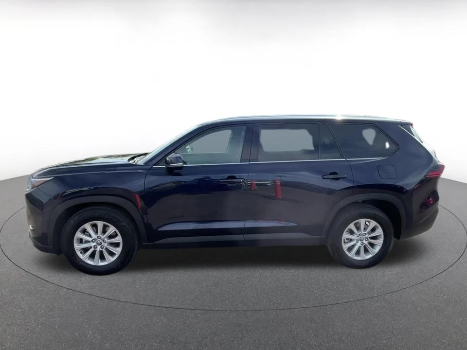 2025 Toyota Highlander - Image 7 of 31