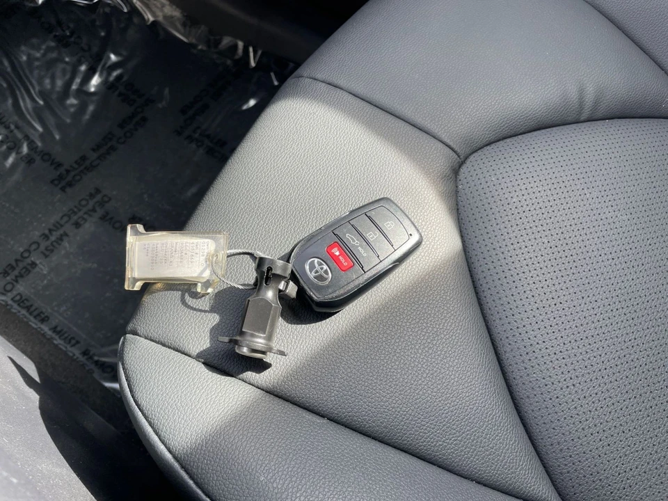 2025 Toyota Highlander - Image 17 of 31