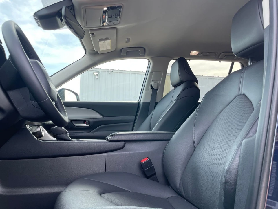 2025 Toyota Highlander - Image 23 of 31