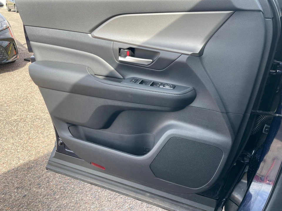 2025 Toyota Highlander - Image 15 of 31