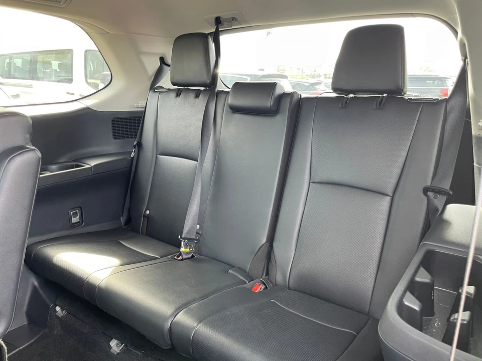 2025 Toyota Highlander - Image 25 of 31