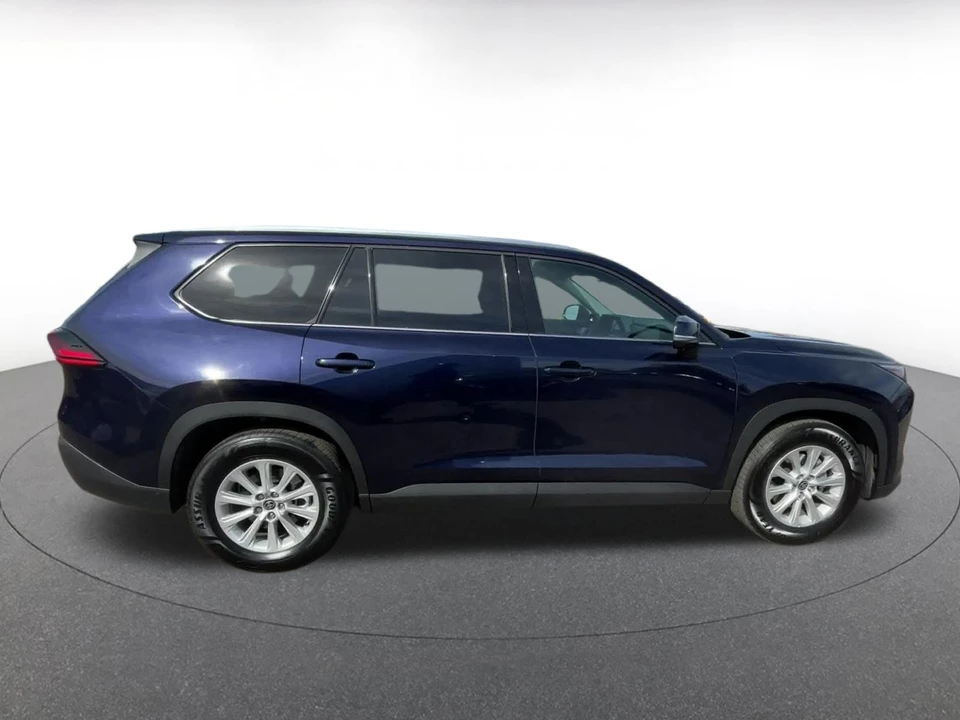 2025 Toyota Highlander - Image 13 of 31