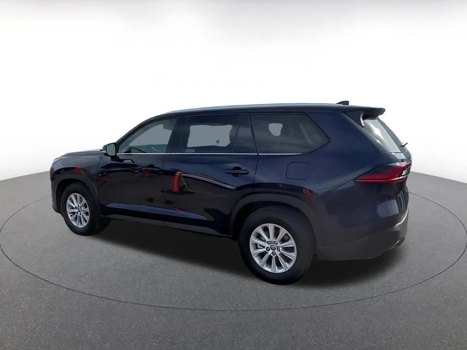 2025 Toyota Highlander - Image 8 of 31
