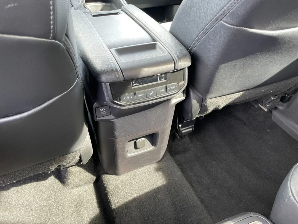 2025 Toyota Highlander - Image 20 of 31