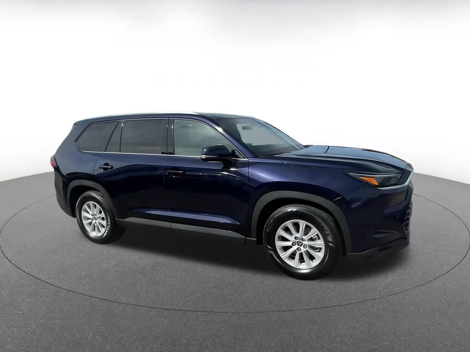 2025 Toyota Highlander - Image 2 of 31