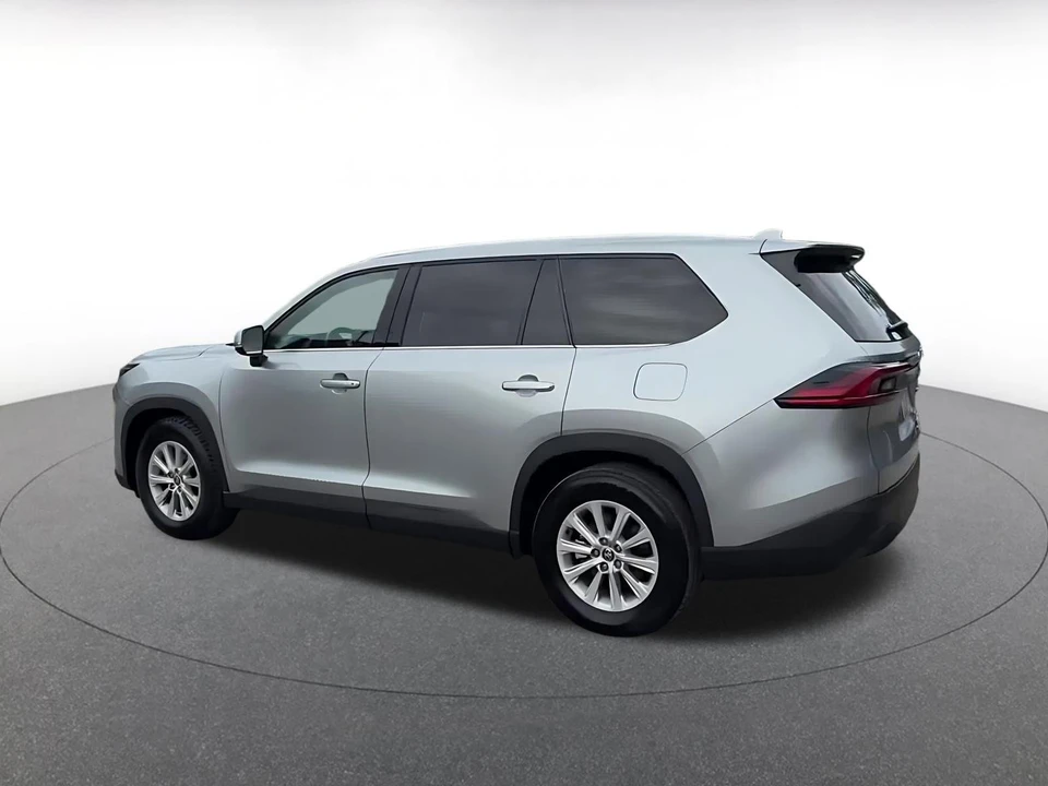 2025 Toyota Highlander - Image 12 of 31