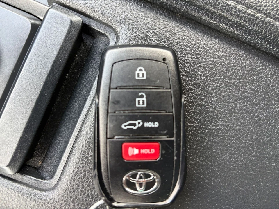 2025 Toyota Highlander - Image 23 of 31
