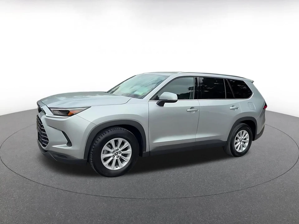 2025 Toyota Highlander - Image 9 of 31