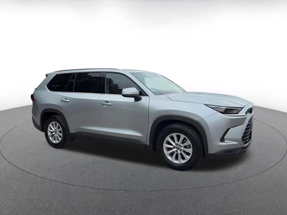 2025 Toyota Highlander - Image 2 of 31