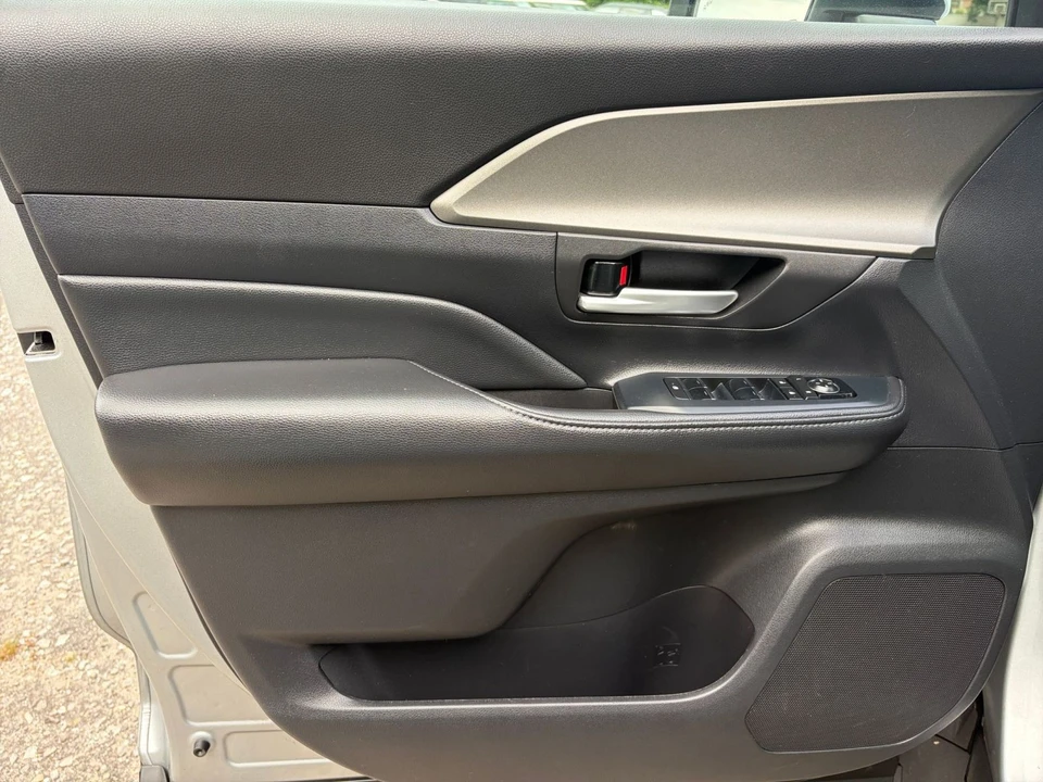 2025 Toyota Highlander - Image 17 of 31