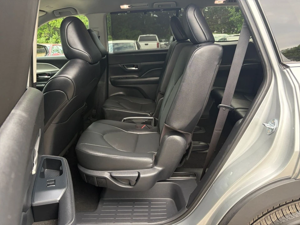 2025 Toyota Highlander - Image 29 of 31
