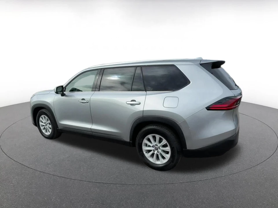 2025 Toyota Highlander - Image 8 of 31