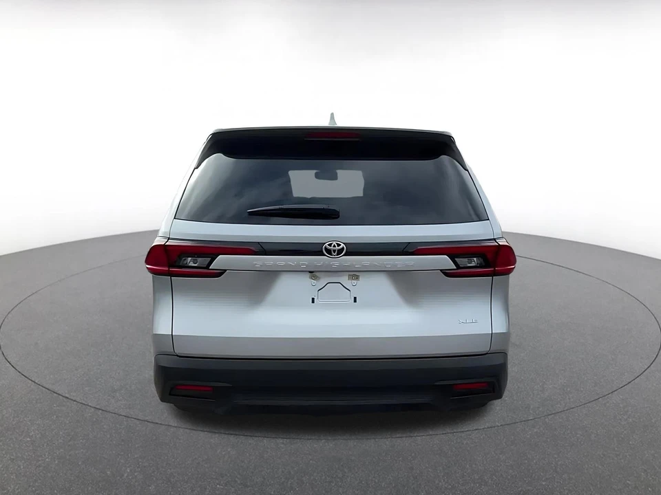 2025 Toyota Highlander - Image 10 of 31