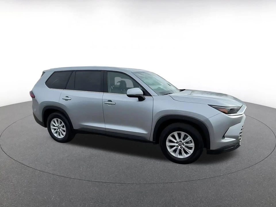 2025 Toyota Highlander - Image 2 of 31