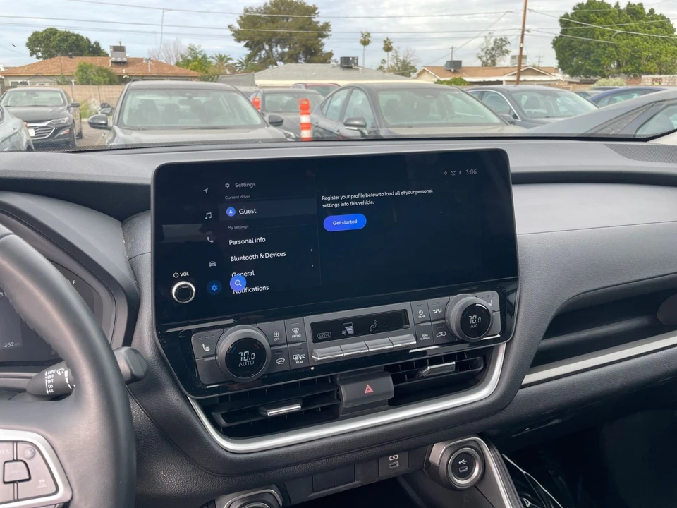 2025 Toyota Highlander - Image 16 of 31