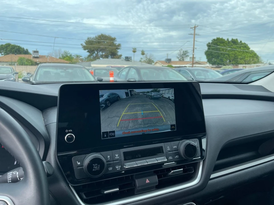 2025 Toyota Highlander - Image 21 of 31