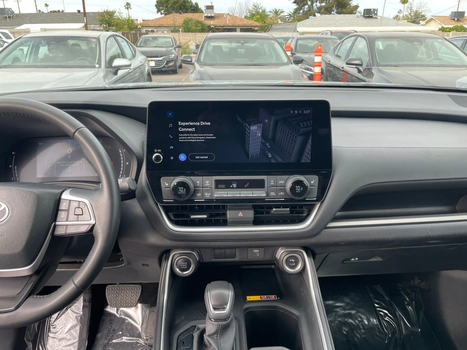 2025 Toyota Highlander - Image 14 of 31