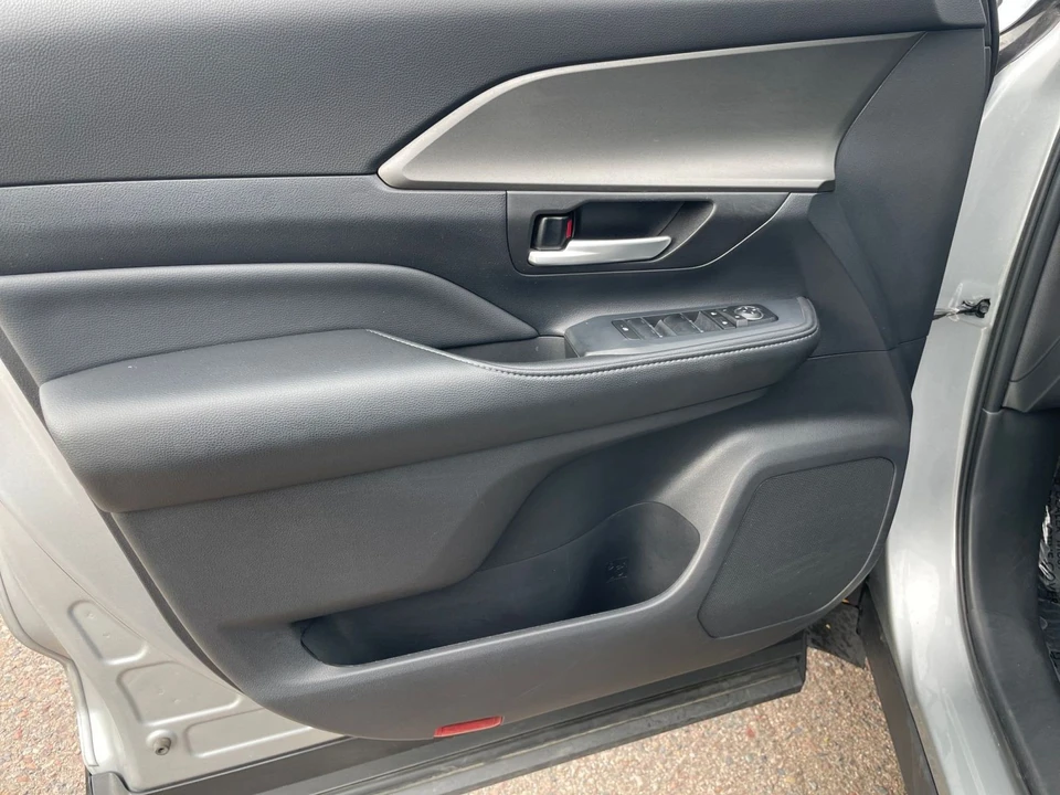 2025 Toyota Highlander - Image 15 of 31
