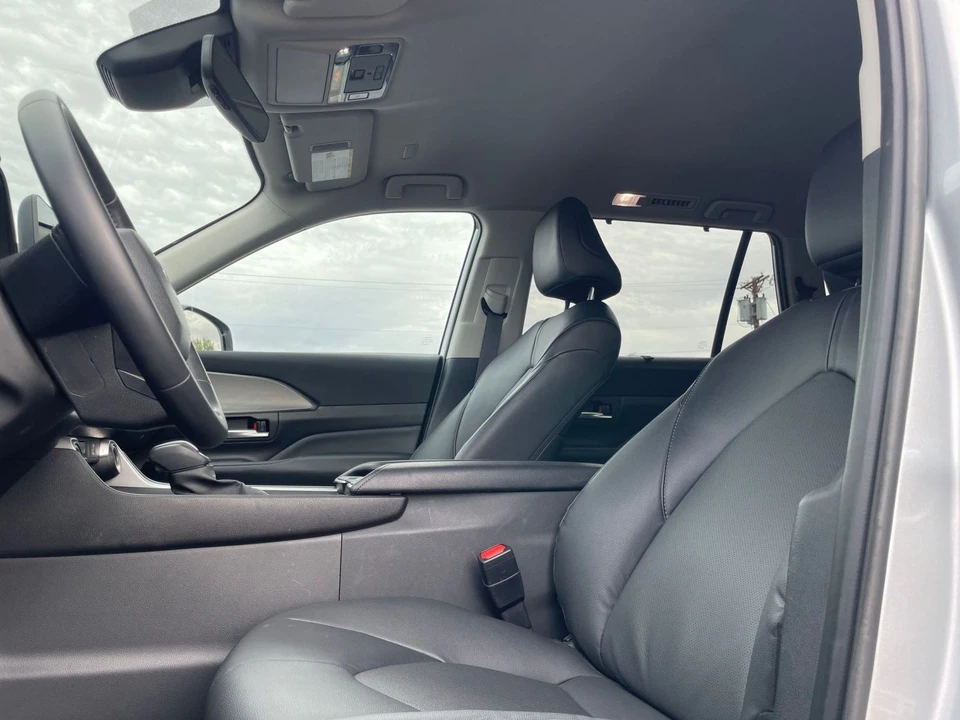 2025 Toyota Highlander - Image 23 of 31