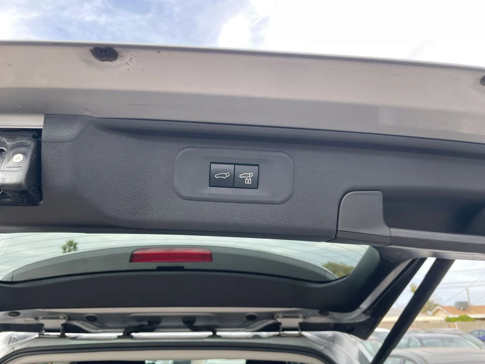 2025 Toyota Highlander - Image 19 of 31