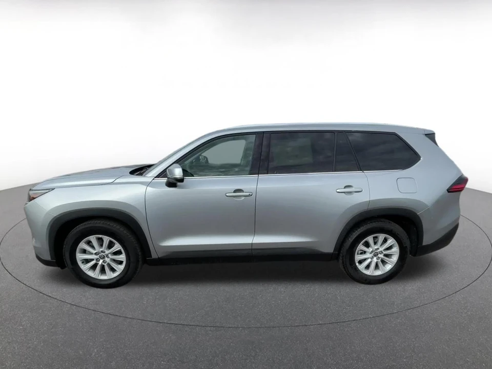 2025 Toyota Highlander - Image 7 of 31