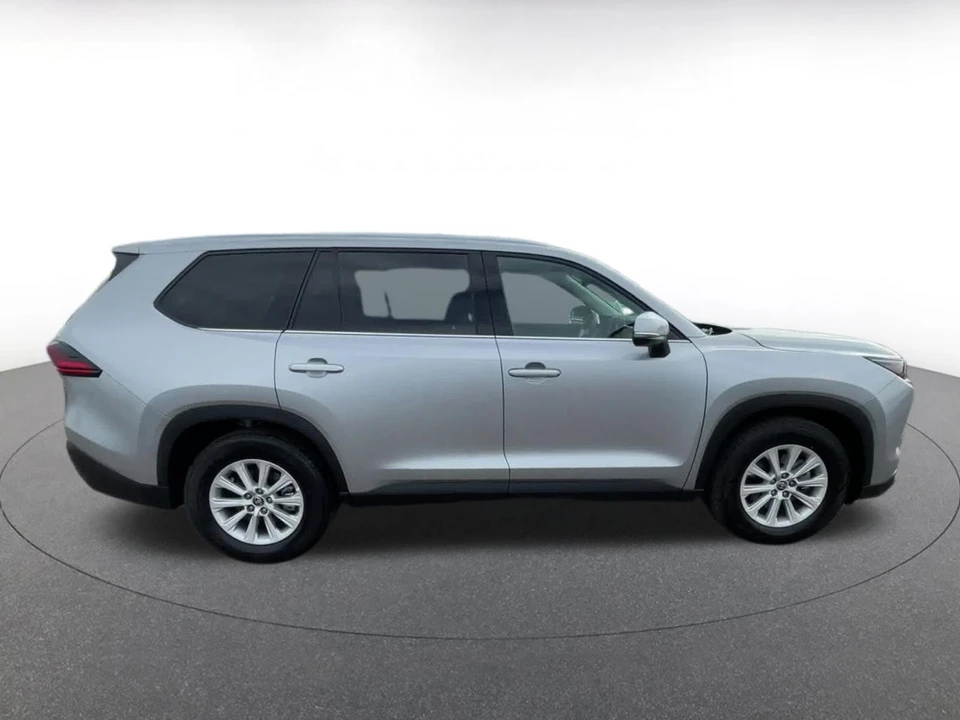 2025 Toyota Highlander - Image 13 of 31