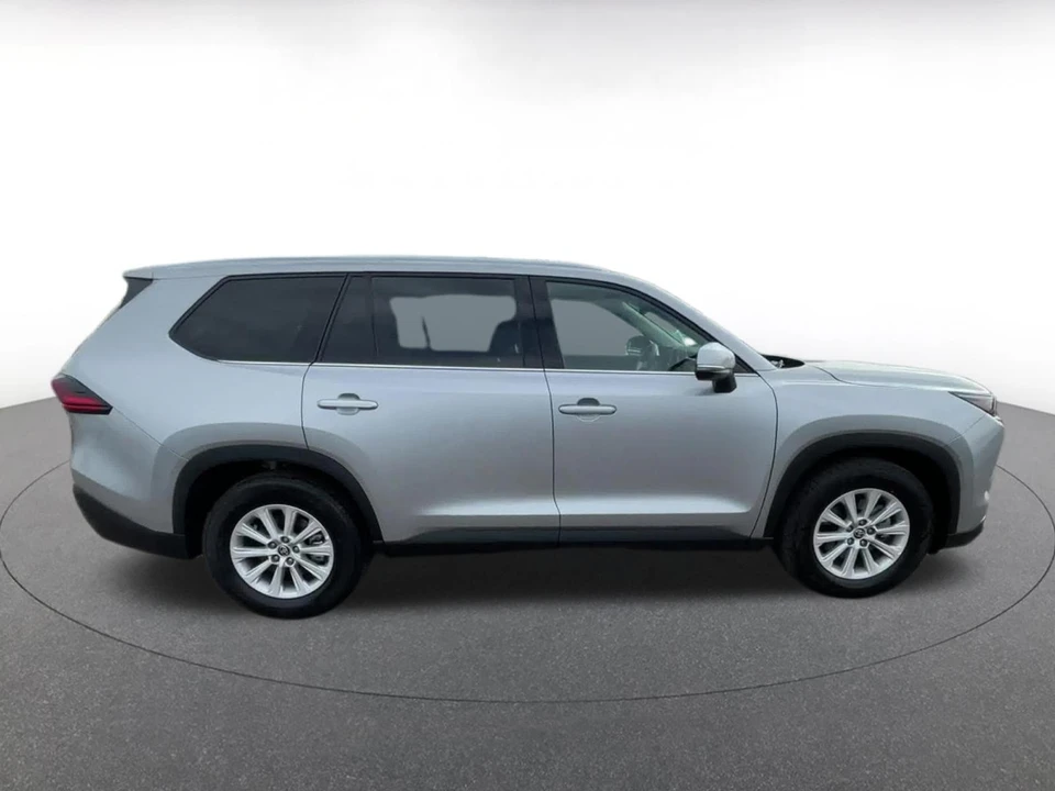 2025 Toyota Highlander - Image 13 of 31