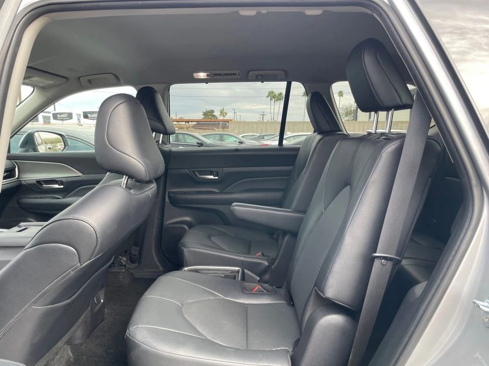 2025 Toyota Highlander - Image 22 of 31