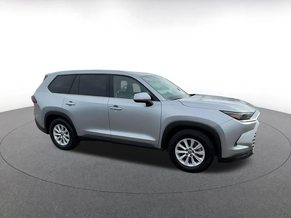 2025 Toyota Highlander - Image 2 of 31