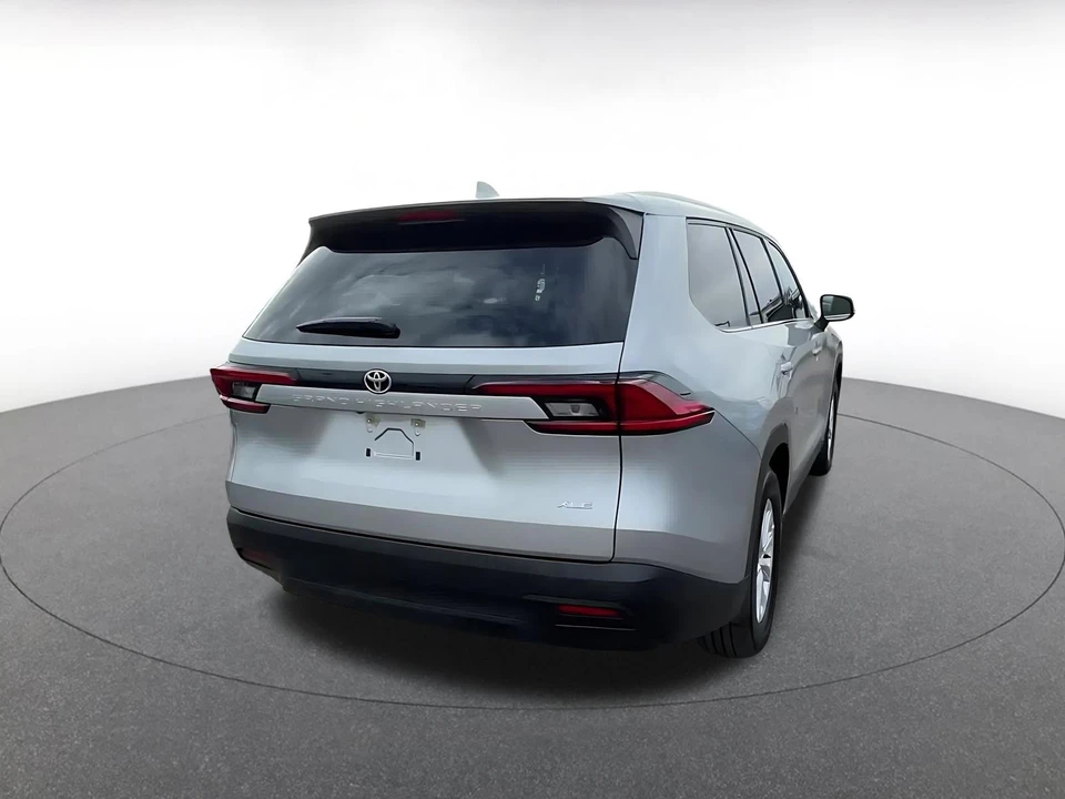 2025 Toyota Highlander - Image 11 of 31