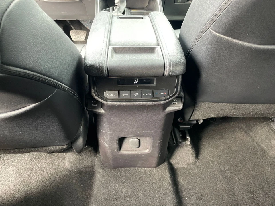 2025 Toyota Highlander - Image 20 of 31