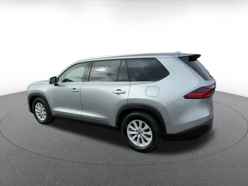2025 Toyota Highlander - Image 8 of 31