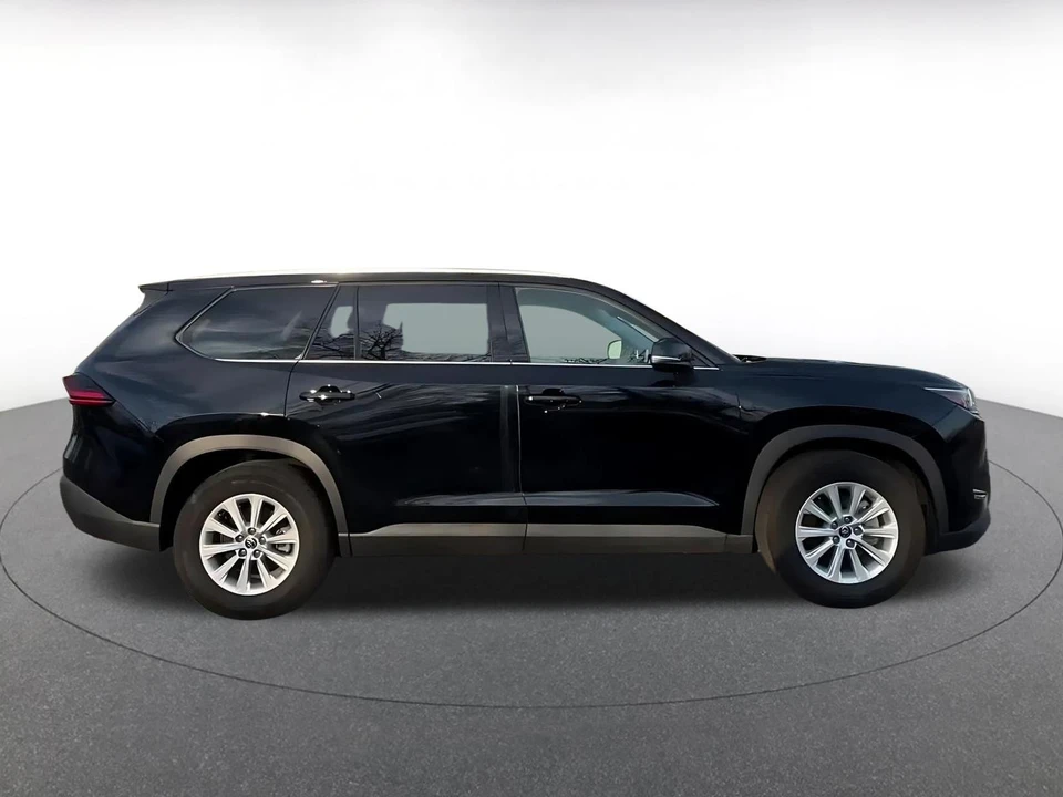 2025 Toyota Highlander - Image 12 of 31