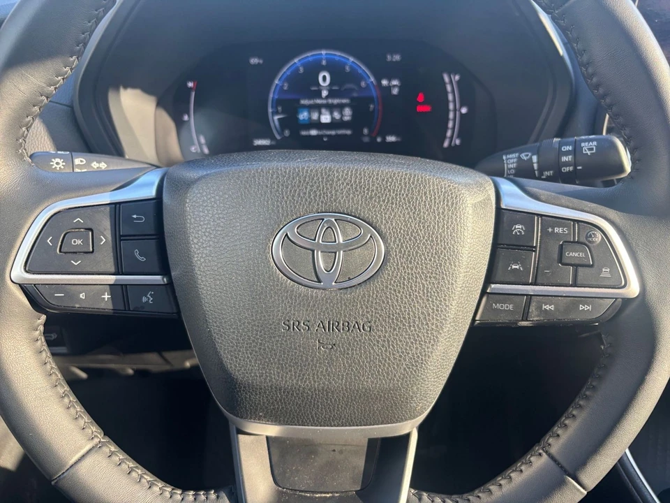 2025 Toyota Highlander - Image 22 of 31