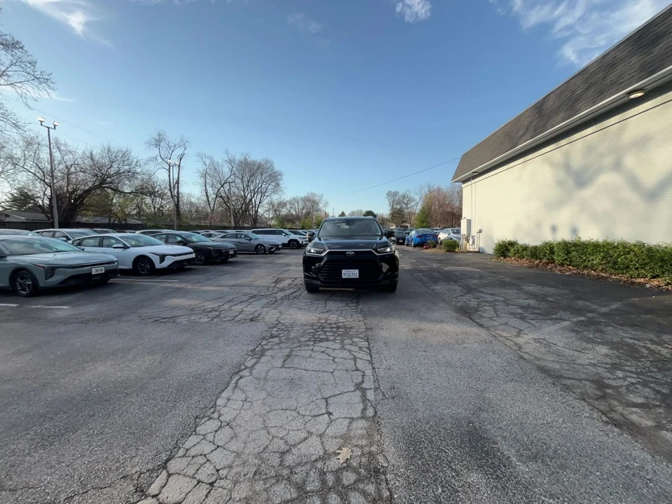 2025 Toyota Highlander - Image 13 of 31