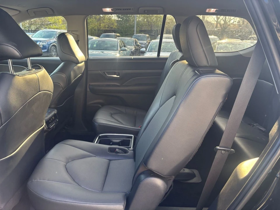 2025 Toyota Highlander - Image 20 of 31