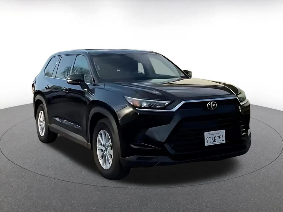 2025 Toyota Highlander - Image 2 of 31