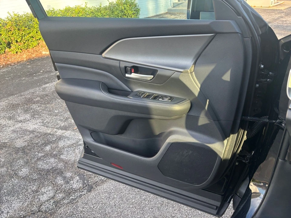 2025 Toyota Highlander - Image 15 of 31