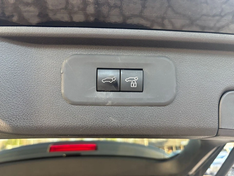 2025 Toyota Highlander - Image 18 of 31
