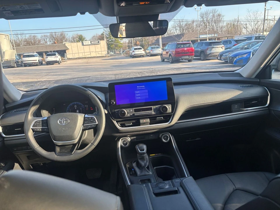 2025 Toyota Highlander - Image 28 of 31