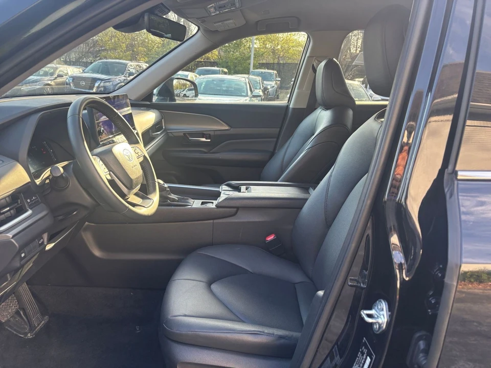 2025 Toyota Highlander - Image 21 of 31