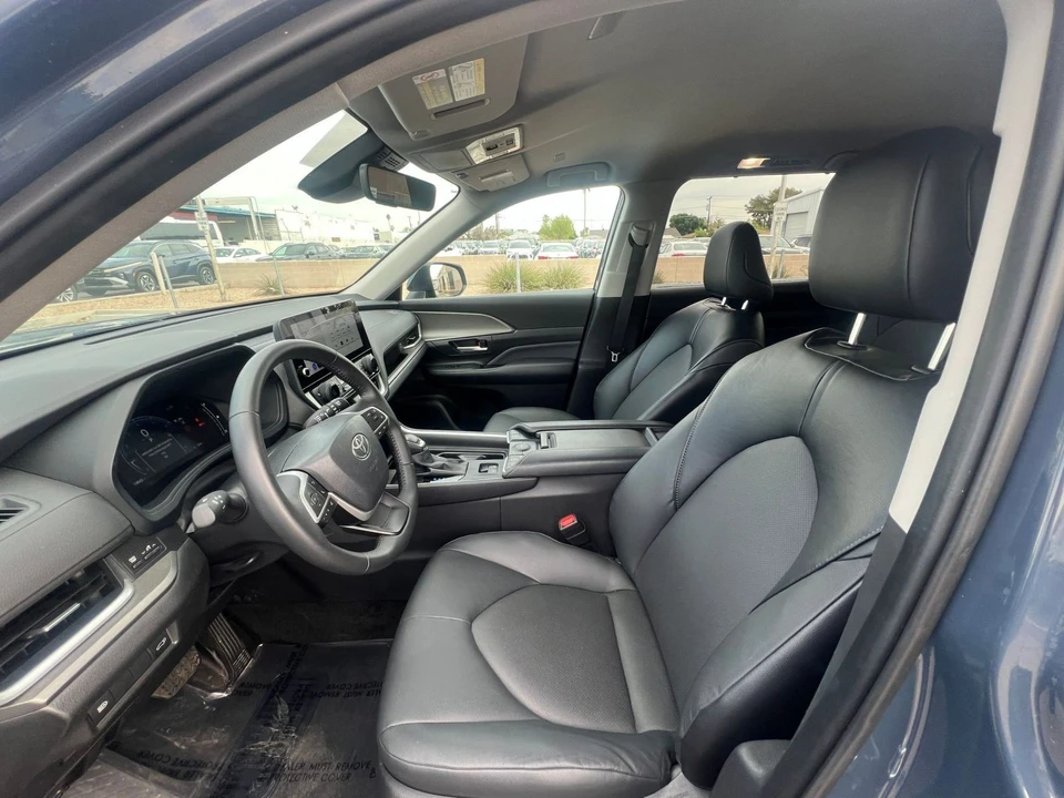2025 Toyota Highlander - Image 24 of 31