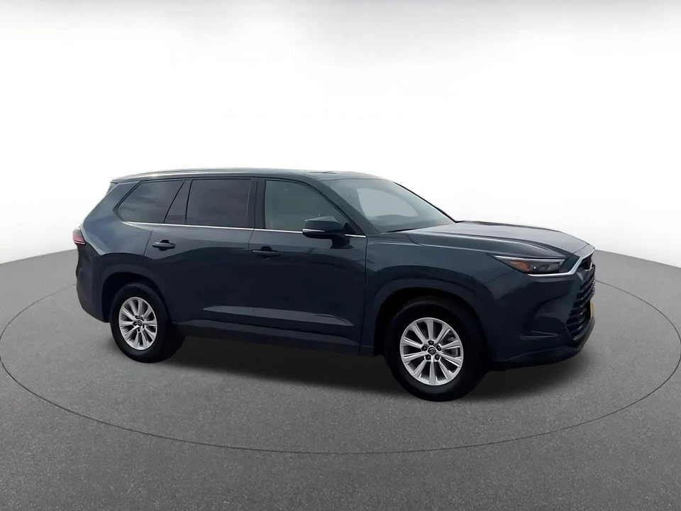 2025 Toyota Highlander - Image 2 of 31