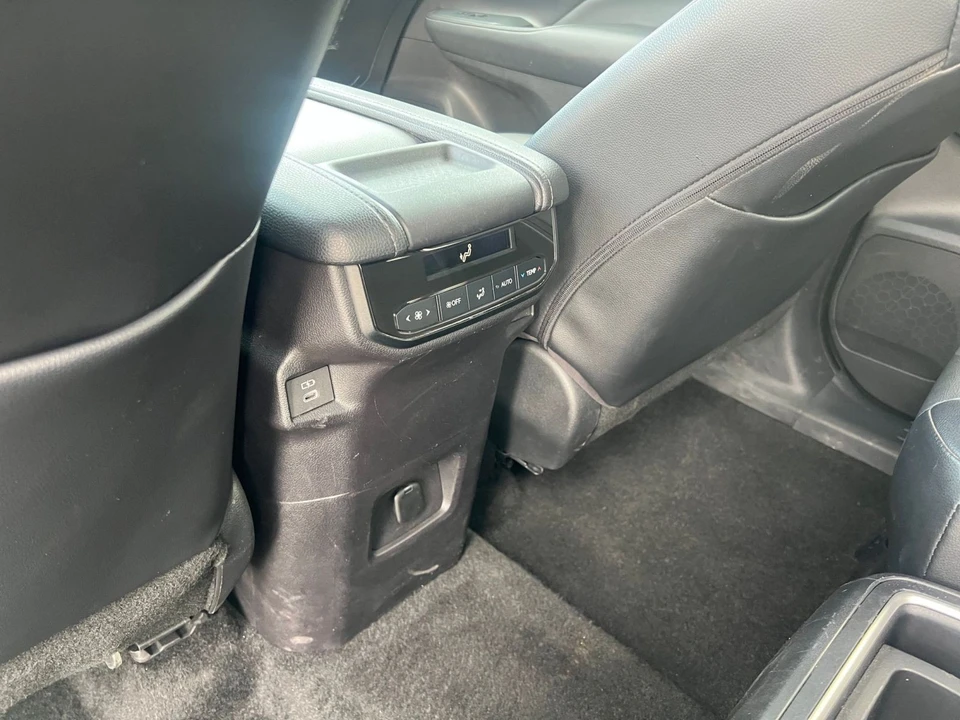 2025 Toyota Highlander - Image 21 of 31