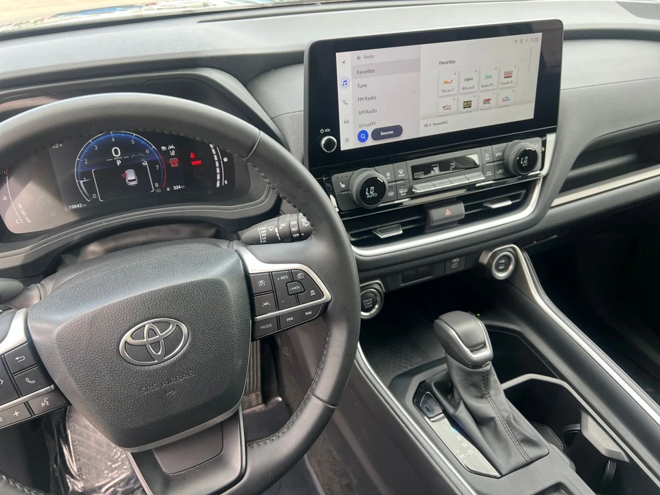 2025 Toyota Highlander - Image 17 of 31