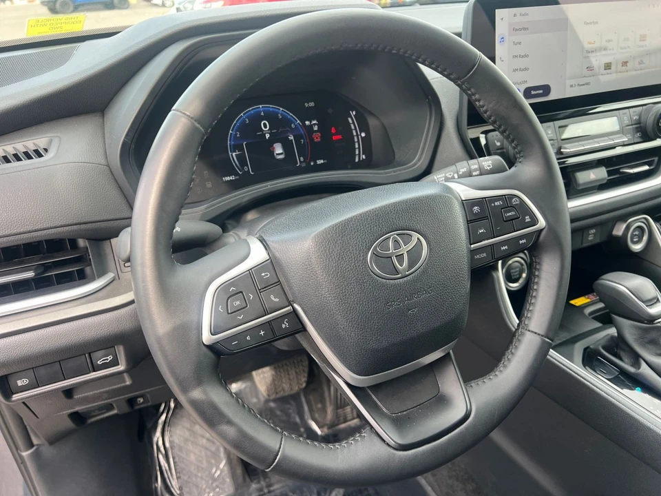2025 Toyota Highlander - Image 25 of 31