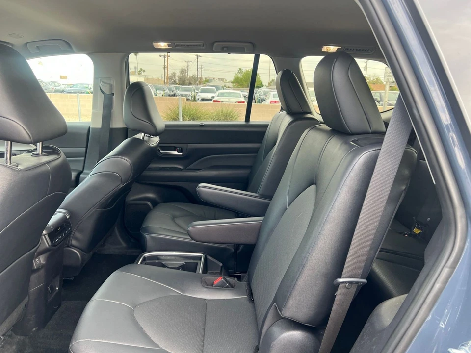2025 Toyota Highlander - Image 23 of 31