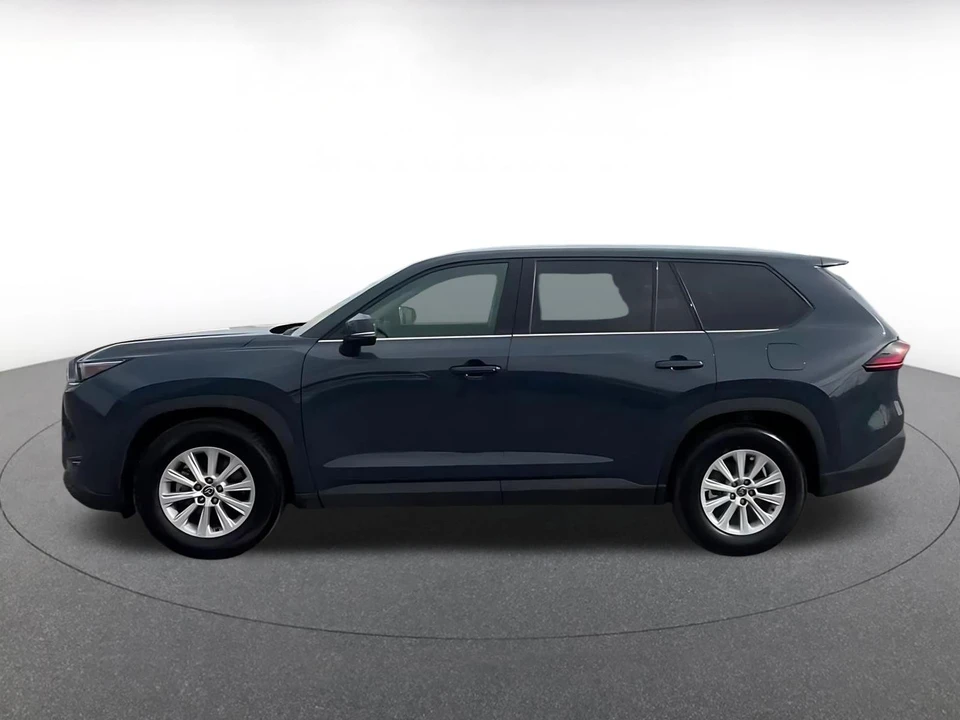 2025 Toyota Highlander - Image 7 of 31